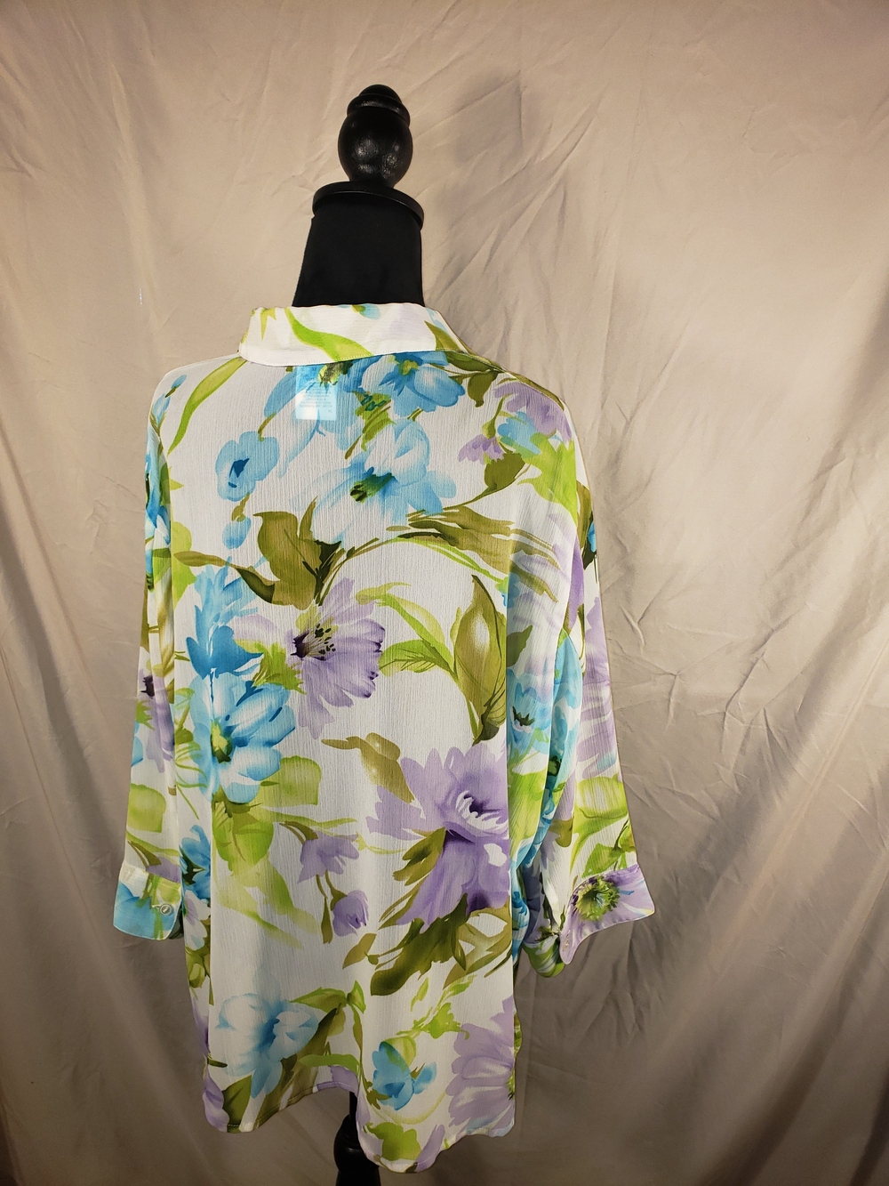 Southern Lady Pastel Floral Button-Up Top in Lavender, Blue & Green - 2X - Picture 3 of 4